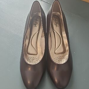 Soft Style Dark Brown 1"  Heel. New No Box. Size 9.5 Meduim‎